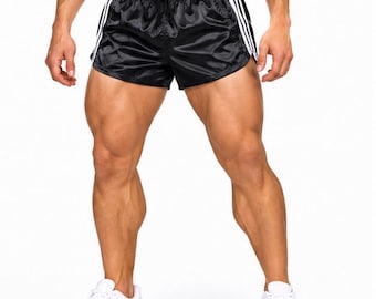 Calções desportivos pretos de cetim com riscas brancas – Roupa desportiva moderna com um toque retro para homem.