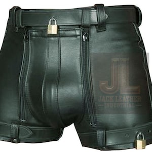 Puede incluir: Pantalones cortos de cuero negro con cremalleras y detalles de cinturón. Los pantalones cortos tienen un candado en el cinturón y en el dobladillo. Diseño clásico.