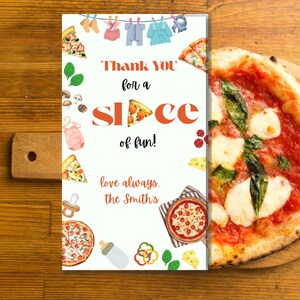 K&ouml;nnte beinhalten: Eine Gru&szlig;karte mit dem Text "Thank You for a Slice of Fun!" und Pizzaschnitt-Grafiken. Die Karte ist mit Baby-Illustrationen und einer ganzen Pizza auf einem Holzbrett verziert.