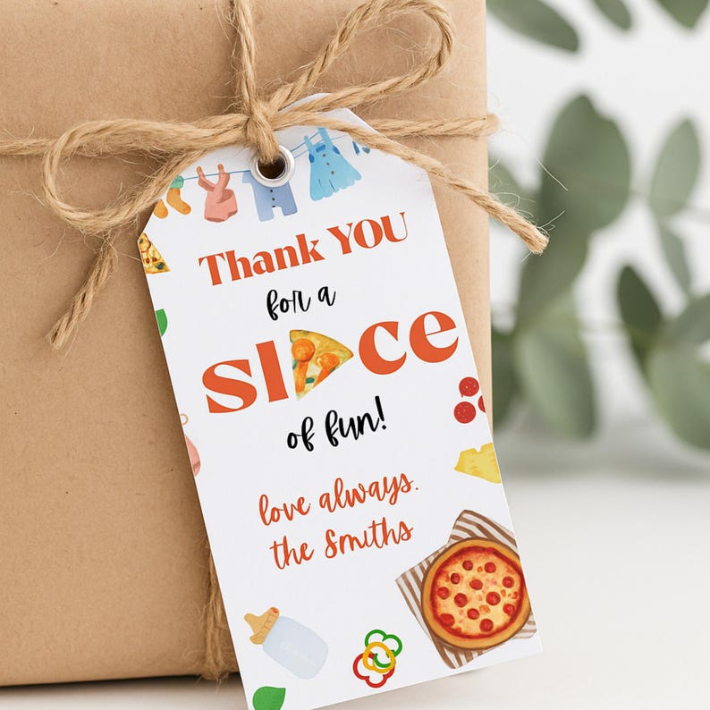 K&ouml;nnte beinhalten: Ein Geschenkanh&auml;nger mit dem Text "Thank You for a Slice of Fun!" und einer Pizza-Scheiben-Illustration. Der Anh&auml;nger ist an einem braun verpackten Geschenk mit Bindfaden befestigt. Zus&auml;tzliche Illustrationen sind Pizza, Babykleidung und Gem&uuml;se.