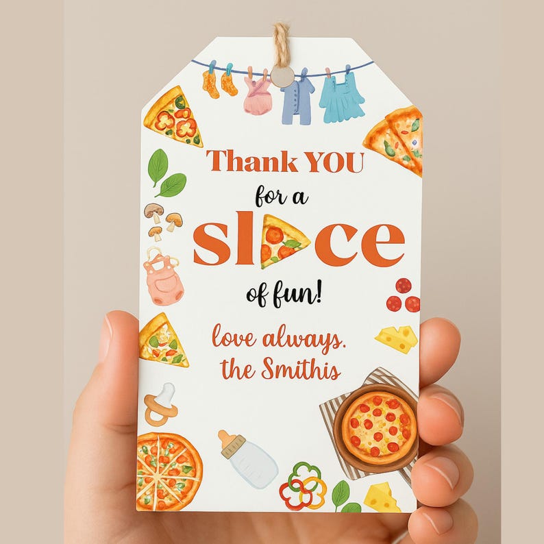 K&ouml;nnte beinhalten: Ein wei&szlig;es Geschenkanh&auml;nger mit Pizza-Motiv, gehalten von einer Hand. Das Etikett zeigt Pizzast&uuml;cke, eine ganze Pizza, Babykleidung und den Text "Thank YOU for a slice of fun!" und "love always, the Smithis".