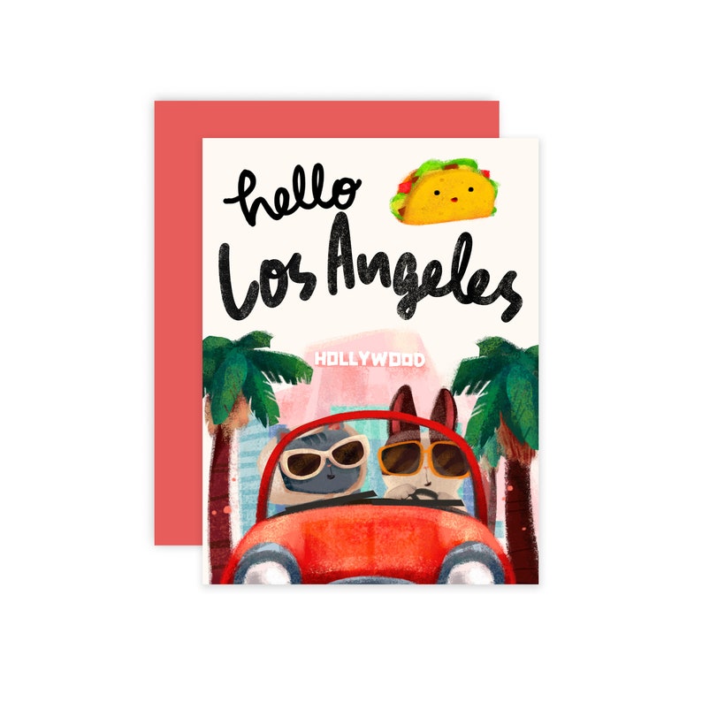 Puede incluir: Tarjeta de felicitaci&oacute;n con borde rojo. La tarjeta dice "hello Los Angeles" con un taco y palmeras. Dos animales de dibujos animados con gafas de sol est&aacute;n en un coche rojo, con el letrero de Hollywood al fondo. Un dise&ntilde;o divertido y colorido.