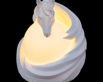 スタリオン・スフィア・ランプ｜3Dプリントの馬の彫刻ライト、ミニマルな乗馬装飾