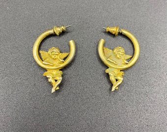 Pendientes de aro vintage chapados en oro con ángel querubín recostado sobre luna creciente