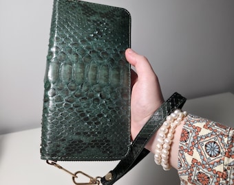 Leren portemonnee dames: smaragdgroen, polsband, handgemaakt, dubbelgevouwen, echt leer