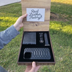 Conjunto de regalo de lujo en piel de pitón: funda para iPhone, billetera y correa para Apple Watch. Kit de cuero exótico hecho a mano. Conjunto de accesorios de cuero genuino.