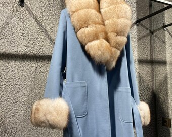 Blauwe kasjmierjas – Handgemaakte kraag en manchetten van vossenbont