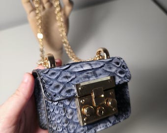 Ręcznie robiona mini torebka ze skóry pytona – niebieska kopertówka ze skóry węża ze złotym łańcuszkiem