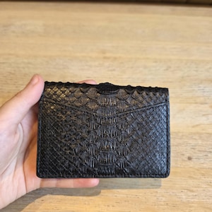 Tarjetero artesanal, minibilletera de piel auténtica. Cartera fina minimalista exótica hecha a mano. Regalo de lujo para él/ella.