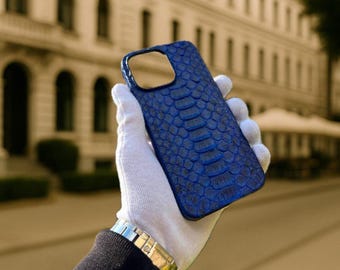 Capa MagSafe para iPhone em couro de píton azul feita à mão: capa exótica em pele de cobra.