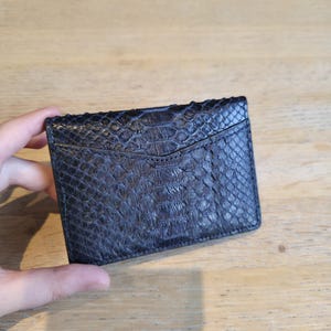 Tarjetero artesanal, minibilletera de piel de pitón auténtica. Cartera fina minimalista exótica hecha a mano. Regalo de lujo para él/ella.