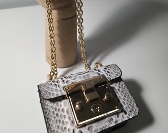 Handgemaakte witte minitas van pythonleer, gouden ketting