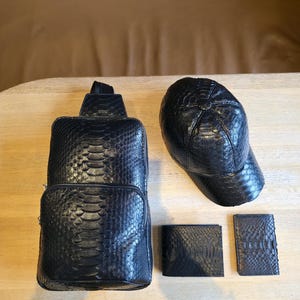 Conjunto de regalo de lujo de piel de pitón: mochila, cartera, tarjetero y gorra de piel de pitón auténtica negra. Accesorios de piel exótica hechos a mano para hombre.