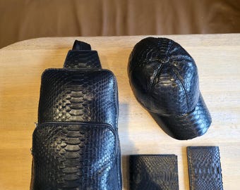 Handgemaakte cadeauset van zwart pythonleer – rugzak, pet, portemonnee en kaarthouder