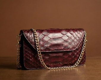 本物のパイソンレザークロスボディバッグ - ゴールドチェーン付きバーガンディスネークスキンハンドメイドラグジュアリーエキゾチッククラッチ