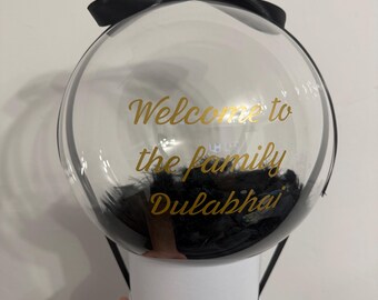 Gepersonaliseerde ballonnen, balloncadeau op maat met veren erin, opgeblazen balloncadeau, welkomstballon voor hem en haar