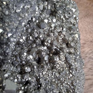 Natural raw pyrite - Magnificent silver stone with metallic reflections - Lithotherapy piece