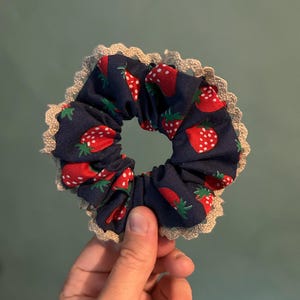 Gumka do włosów Berry Special Patterned Truskawkowy nadruk z koronkową krawędzią