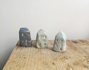 Tre piccole case in ceramica. Portaincenso.