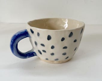 Taza de cerámica hecha a mano: Gres beige con diseño de lunares azules (295 ml)