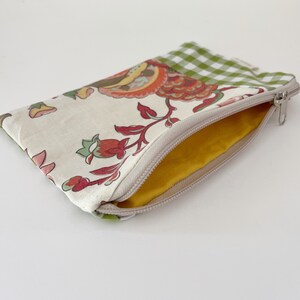 Trousse en tissu faite main Trousse de maquillage Pochette zippée petits cadeaux Cadeaux pour elle vintage Sac à main doublé de tissu Pochette cousue main