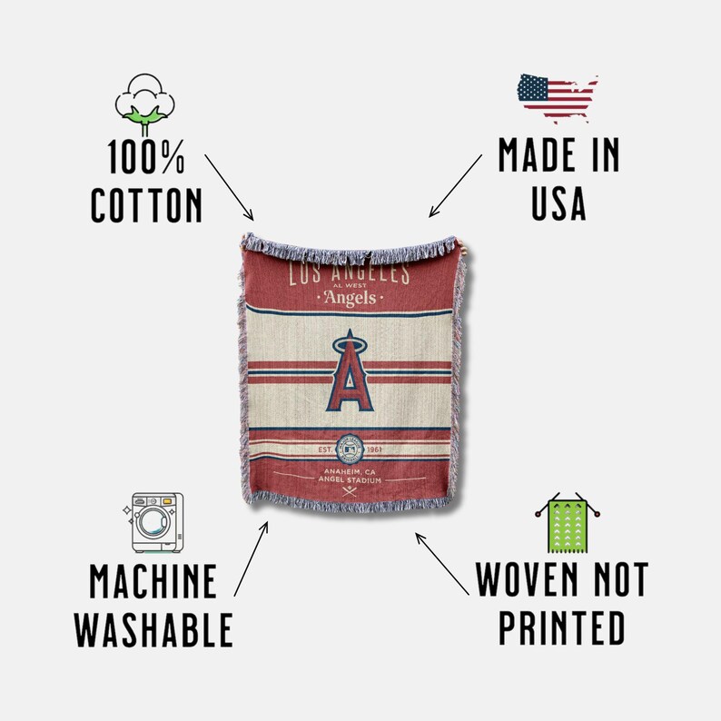 Puede incluir: Una manta tejida roja y crema con el logotipo y el texto de Los Angeles Angels. La manta est&aacute; hecha de 100% algod&oacute;n y es lavable a m&aacute;quina. Tambi&eacute;n se ve el texto "Made in USA".