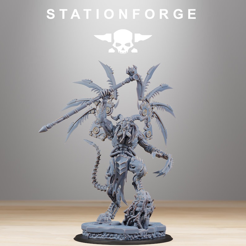 Peut inclure: Figurine miniature grise d'une cr&eacute;ature monstrueuse avec des &eacute;l&eacute;ments m&eacute;caniques et organiques. La figurine tient une arme et poss&egrave;de plusieurs lames et pointes. Le texte "STATIONFORGE" est en haut de l'image.