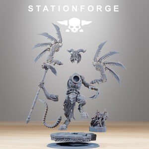 Peut inclure: Ensemble de figurines miniatures grises, dont une figurine humano&iuml;de avec des ailes m&eacute;caniques et un casque &agrave; cornes. Les figurines sont dispos&eacute;es sur une surface claire, avec le texte "STATIONFORGE" en haut.
