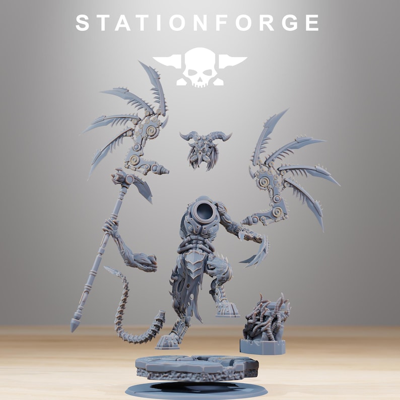 Peut inclure: Ensemble de figurines miniatures grises, dont une figurine humano&iuml;de avec des ailes m&eacute;caniques et un casque &agrave; cornes. Les figurines sont dispos&eacute;es sur une surface claire, avec le texte "STATIONFORGE" en haut.