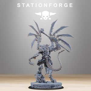Peut inclure: Figurine miniature grise d&eacute;taill&eacute;e d'une cr&eacute;ature m&eacute;canique avec de multiples bras et une longue queue. La figurine pr&eacute;sente des d&eacute;tails complexes et est mont&eacute;e sur une base carr&eacute;e. Le mot "STATIONFORGE" est affich&eacute; au-dessus.