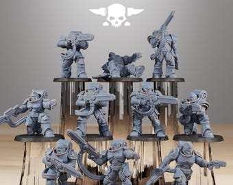 Puede incluir: Un conjunto de figuras en miniatura grises de soldados blindados, cada uno con un arma. Las figuras están dispuestas en una pantalla transparente de varios niveles. La palabra "STATIONFORGE" y un logotipo de calavera son visibles.