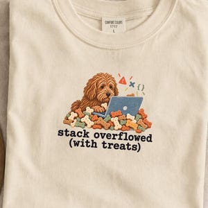 Maglietta Goldendoodle Coding, maglietta per programmatore con cane, regalo per ingegnere del software, maglietta Stack Overflow, maglietta divertente per mamma di cane sviluppatrice