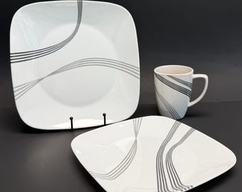 Vajilla Corelle Lyrics: platos llanos, platos de ensalada y tazas.