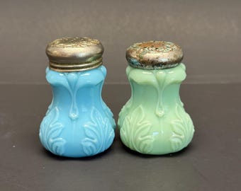 Salero y pimentero HTF EAPG Dithridge Corner Leaf Delphite & Jadeite