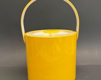 Cubitera Georges Briard de vinilo amarillo brillante y cromo, estilo mediados de siglo.