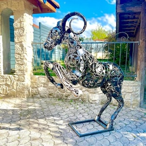 Sculpture de bélier en métal d&#39;extérieur | Art animalier recyclé steampunk | Statue de bouc en fer de jardin | Décoration de jardin industrielle faite main | Cadeau pour lui