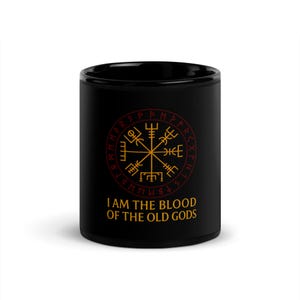 Mug viking – « Je suis le sang des dieux très anciens » | Runes dorées sur fond noir | Tasse à café, thé ou matcha scandinave | Symbole Vegvisir | Mug mythique