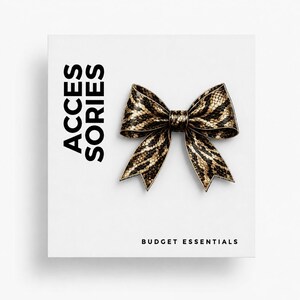 Könnte beinhalten: Eine dekorative Schleife mit Schlangenmuster in Braun- und Goldtönen. Die Schleife ist auf einem weißen Hintergrund zentriert, mit dem Wort "ACCESSORIES" in schwarzem vertikalem Text links und "BUDGET ESSENTIALS" in schwarzem Text unten.