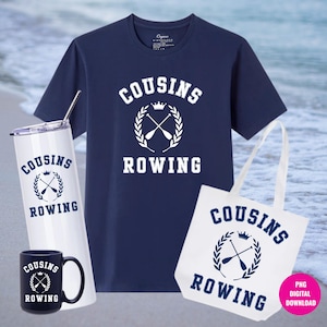 Puede incluir: Camiseta, bolso de mano, taza y vaso de color azul marino con el texto "COUSINS ROWING" en blanco. El diseño incluye remos cruzados, una corona y una corona de laurel. El vaso tiene una pajita plateada.