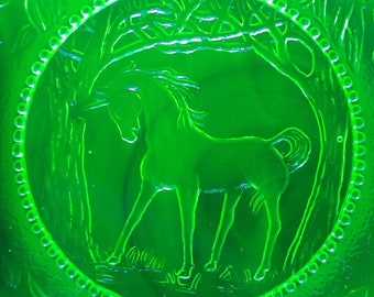 Assiette décorative Licorne en verre d'uranium dans la forêt magique - Lueurs réactives à la lumière noire UV