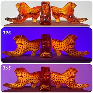 Puede incluir: Botas de vaquero y zapatos de tacón alto de cristal color ámbar. Las botas y los zapatos tienen una superficie texturizada con pequeñas hendiduras redondas. La imagen incluye los números "395" y "365" en texto blanco.