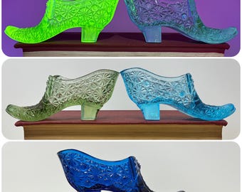 SCEGLI UNO! Scarpa con fiocco in vetro con bottone a margherita Degenhart Boyd Vintage - Luce nera UV reattiva 395 e 365 - Luce di uranio e manganese