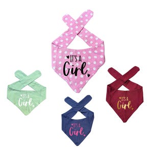 Bandana para perro &quot;Es una niña&quot; / Bufanda para el cuello que revela el género para perros o gatos / Diseño adorable para mascota en Baby Shower / ¡MUCHAS opciones de colores!