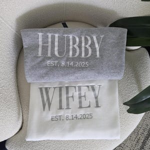 Wifey & Hubby besticktes Sweatshirt Personalisiertes besticktes Shirt, benutzerdefinierte Pullover Geschenk für Papa, Geschenk für sie, Verlobungsgeschenk, Hochzeitsgeschenk