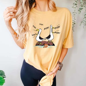 おもしろカモメママシャツ – かわいい漫画の鳥がママに叫ぶ – ママライフユーモアTシャツ – かわいい動物グラフィックTシャツ – ママへの面白いギフトスウェットシャツ