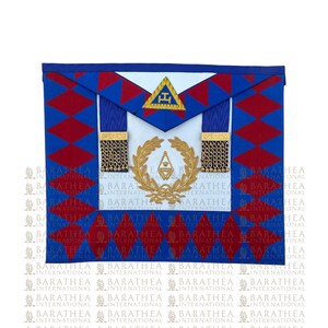 Puede incluir: Mandil masónico azul y rojo con un panel central blanco. El mandil presenta flecos dorados, un emblema dorado y una corona de laurel dorada. La sección superior tiene un patrón de diamantes azules y rojos. El texto "BARATHEA INTERNATIONAL" se repite en la parte inferior.