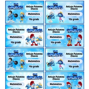 Könnte beinhalten: Ein Bogen mit blau-weißen Etiketten mit Schlümpfen. Jedes Etikett enthält den Text "THE SMURFS", den Namen "Antuán Palomino Chávez" und die Fächer "Matemática" und "4to grado".