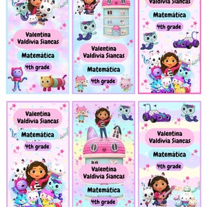 Peut inclure: Plusieurs étiquettes scolaires colorées avec des personnages de dessins animés, du texte et des éléments décoratifs. Chaque étiquette indique "Valentina Valdivia Siancas", la matière "Matemática" et "4th grade". Les étiquettes sont roses, bleues et violettes.