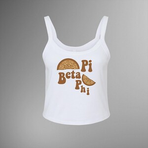 Könnte beinhalten: Weißes Tanktop mit braunem Text und Orangenscheiben-Grafiken. Der Text lautet "Beta Pi Phi" in einer Retro-Schriftart. Das Tanktop hat einen Rundhalsausschnitt und Spaghettiträger.