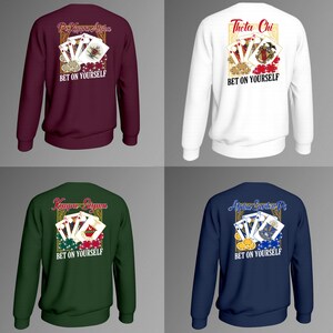 Op de afbeelding: Vier sweatshirts in verschillende kleuren: bordeaux, wit, groen en marineblauw. Elke sweatshirt heeft een uniek ontwerp op de achterkant met speelkaarten, pokerchips en de tekst "Bet on Yourself" en de naam van een Griekse organisatie.